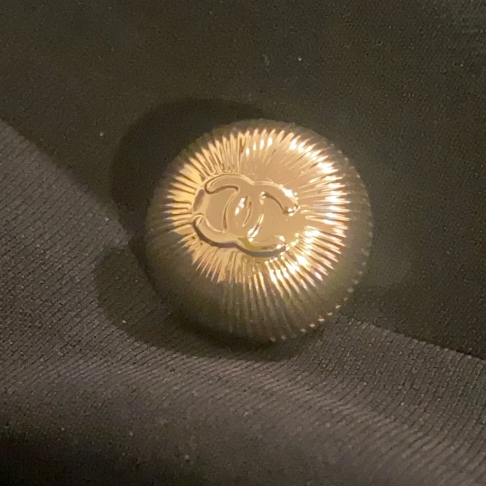 4 Chanel holiday charm/buttons - Picture 7 of 12